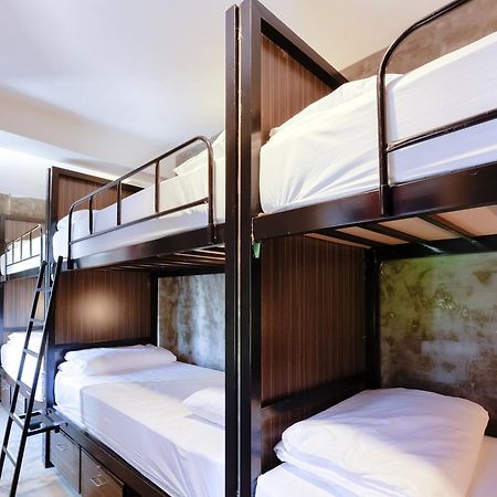 Revolution Hostel Asoke Bangkok Luaran gambar