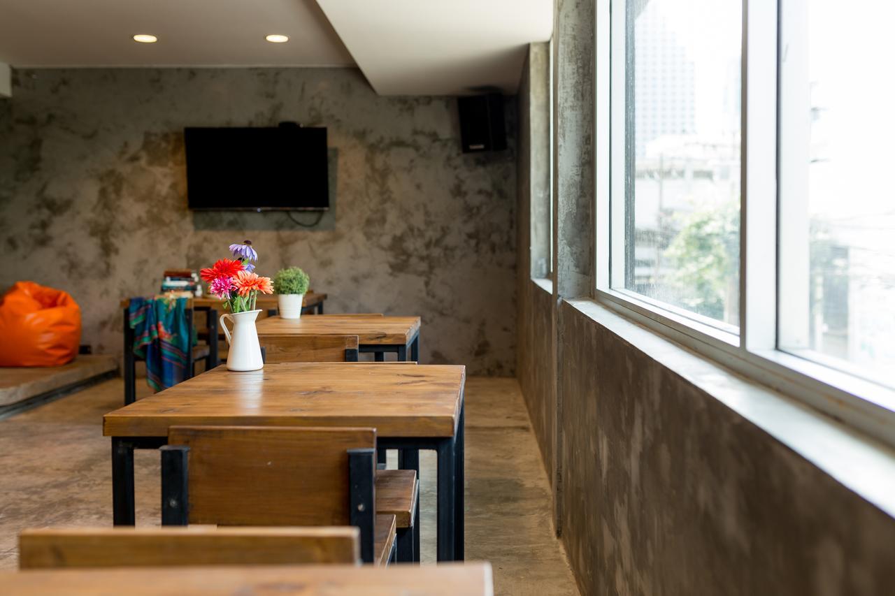 Revolution Hostel Asoke Bangkok Luaran gambar