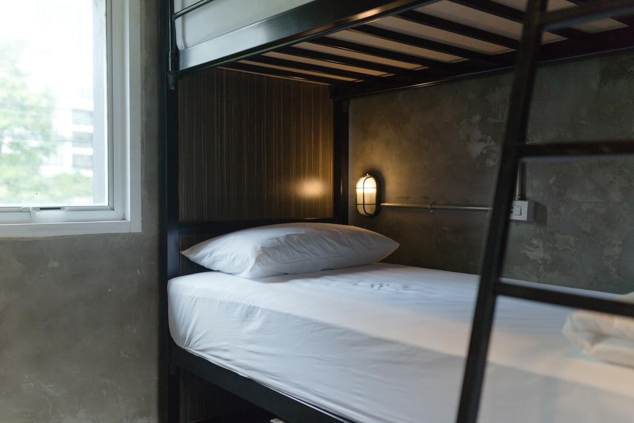Revolution Hostel Asoke Bangkok Luaran gambar